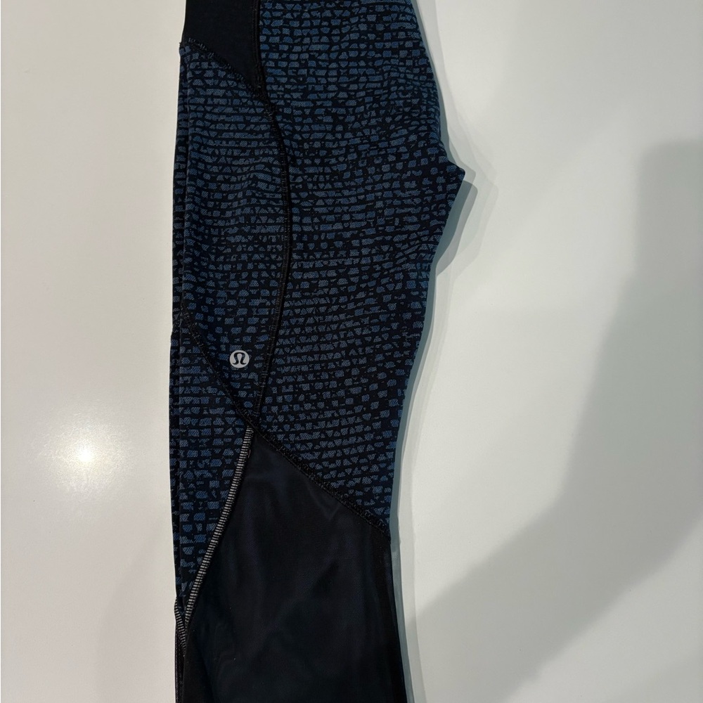 Lululemon Women's Side Mesh & Pockets Reflective Blue Black Capri Leggings Sz 4